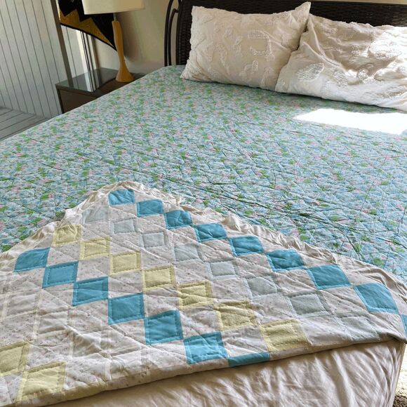 Vintage Hand Stitched Quilt 87x69 Retro Patchwork Diamond Baby Washcloth Ruffle - Picture 8 of 8